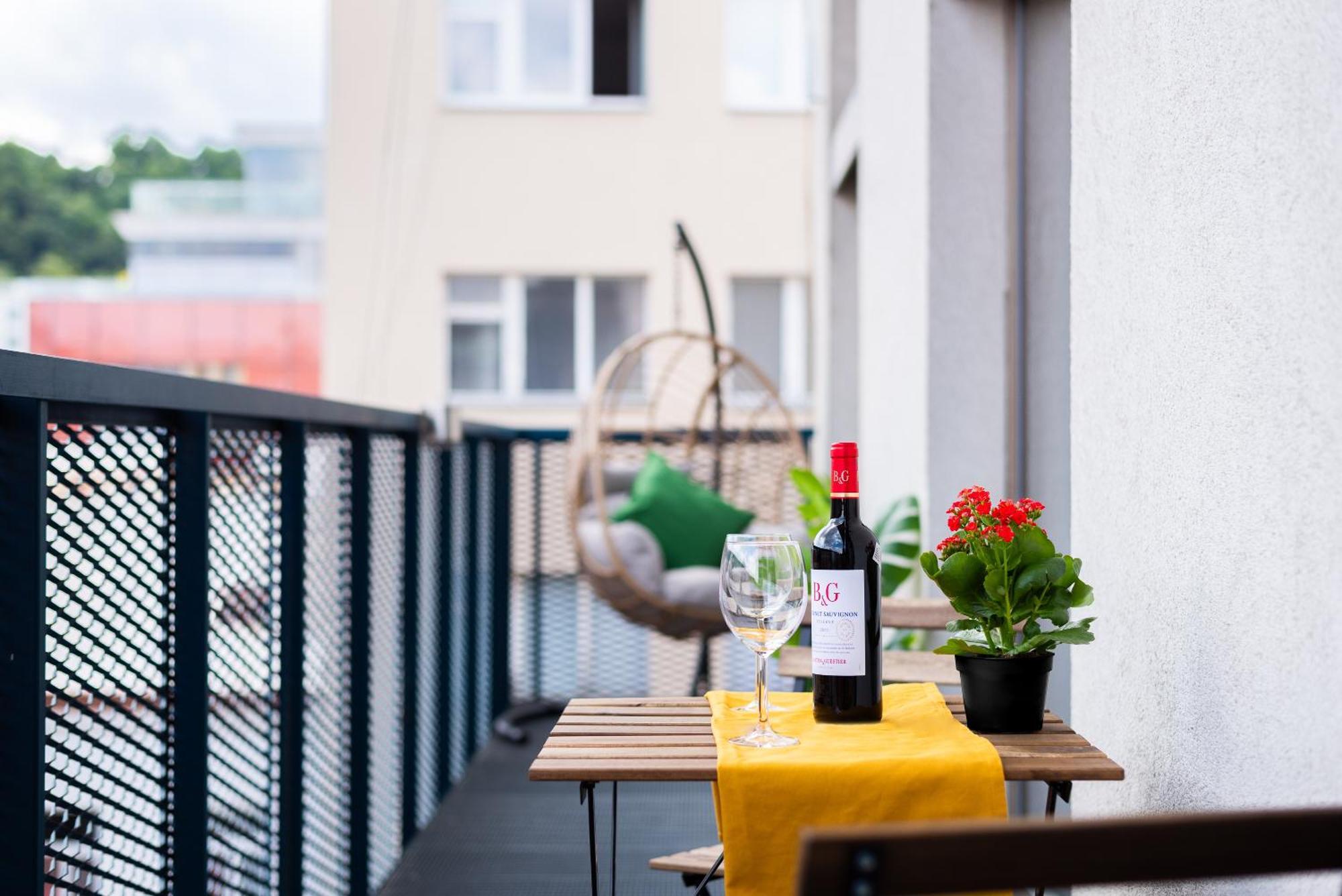 2-Level Apartments On Krizikova Near The Metro Prague Luaran gambar