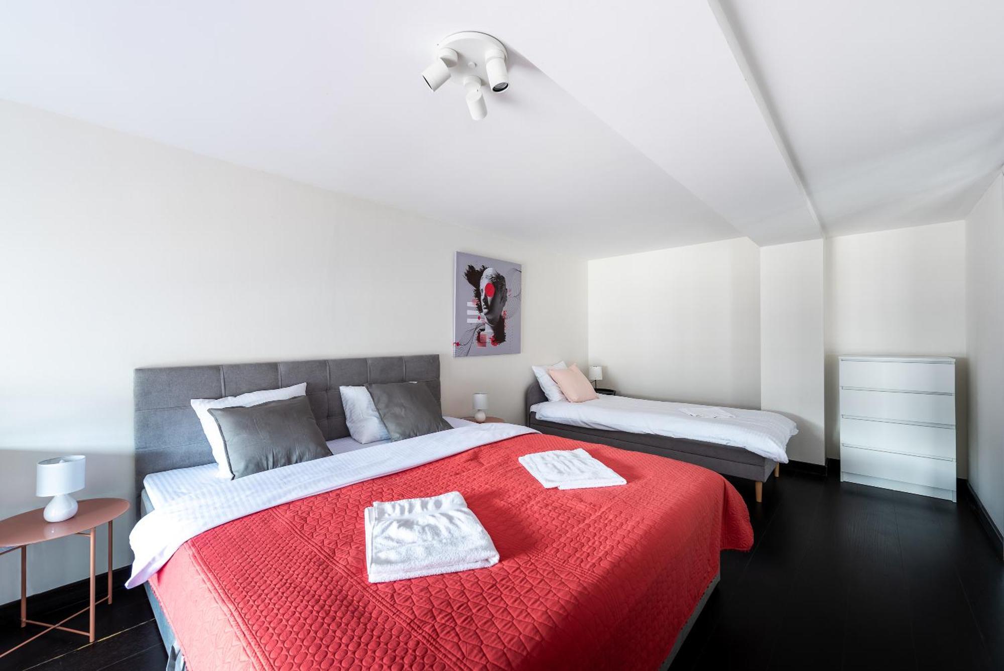 2-Level Apartments On Krizikova Near The Metro Prague Luaran gambar