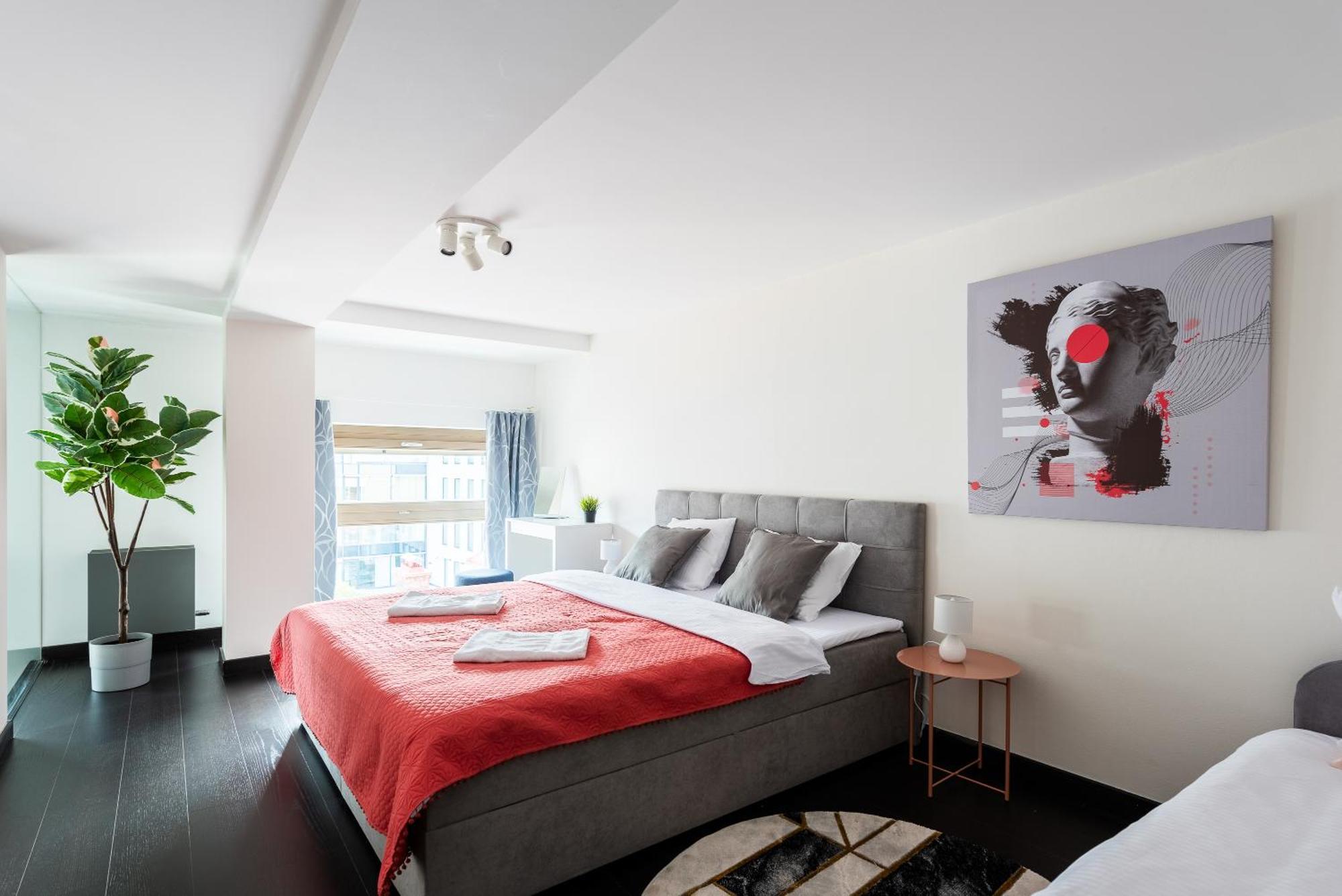 2-Level Apartments On Krizikova Near The Metro Prague Luaran gambar