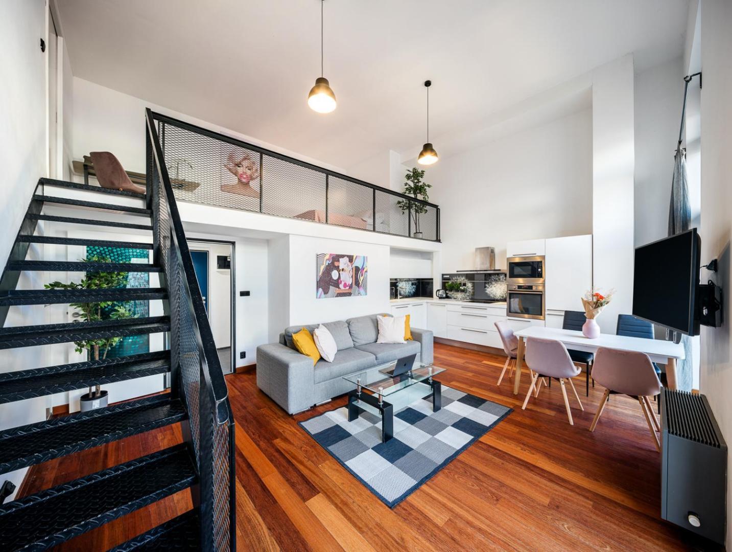 2-Level Apartments On Krizikova Near The Metro Prague Luaran gambar