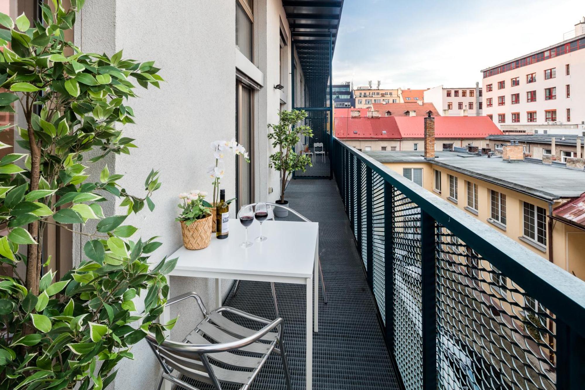 2-Level Apartments On Krizikova Near The Metro Prague Luaran gambar