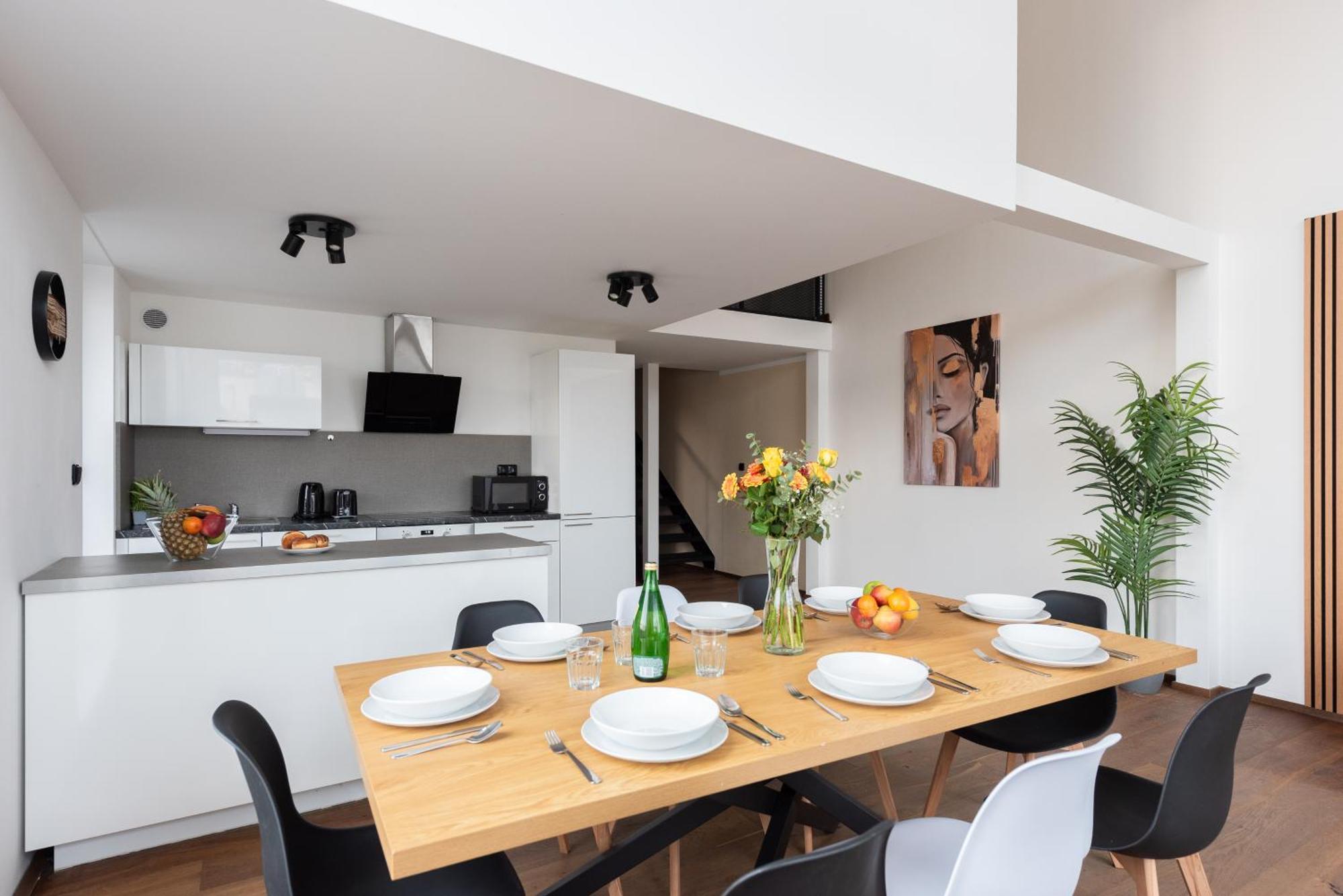 2-Level Apartments On Krizikova Near The Metro Prague Luaran gambar