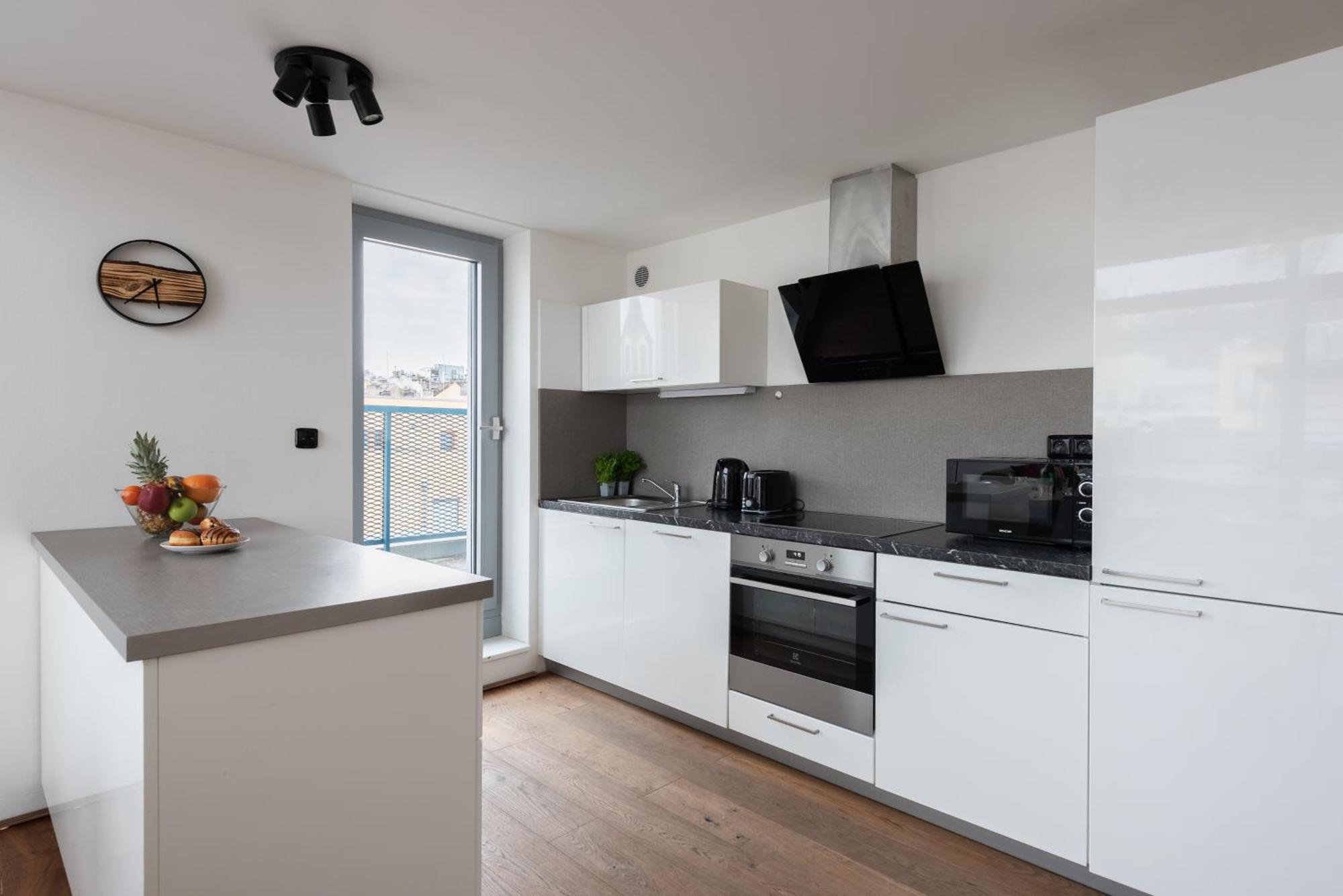2-Level Apartments On Krizikova Near The Metro Prague Luaran gambar
