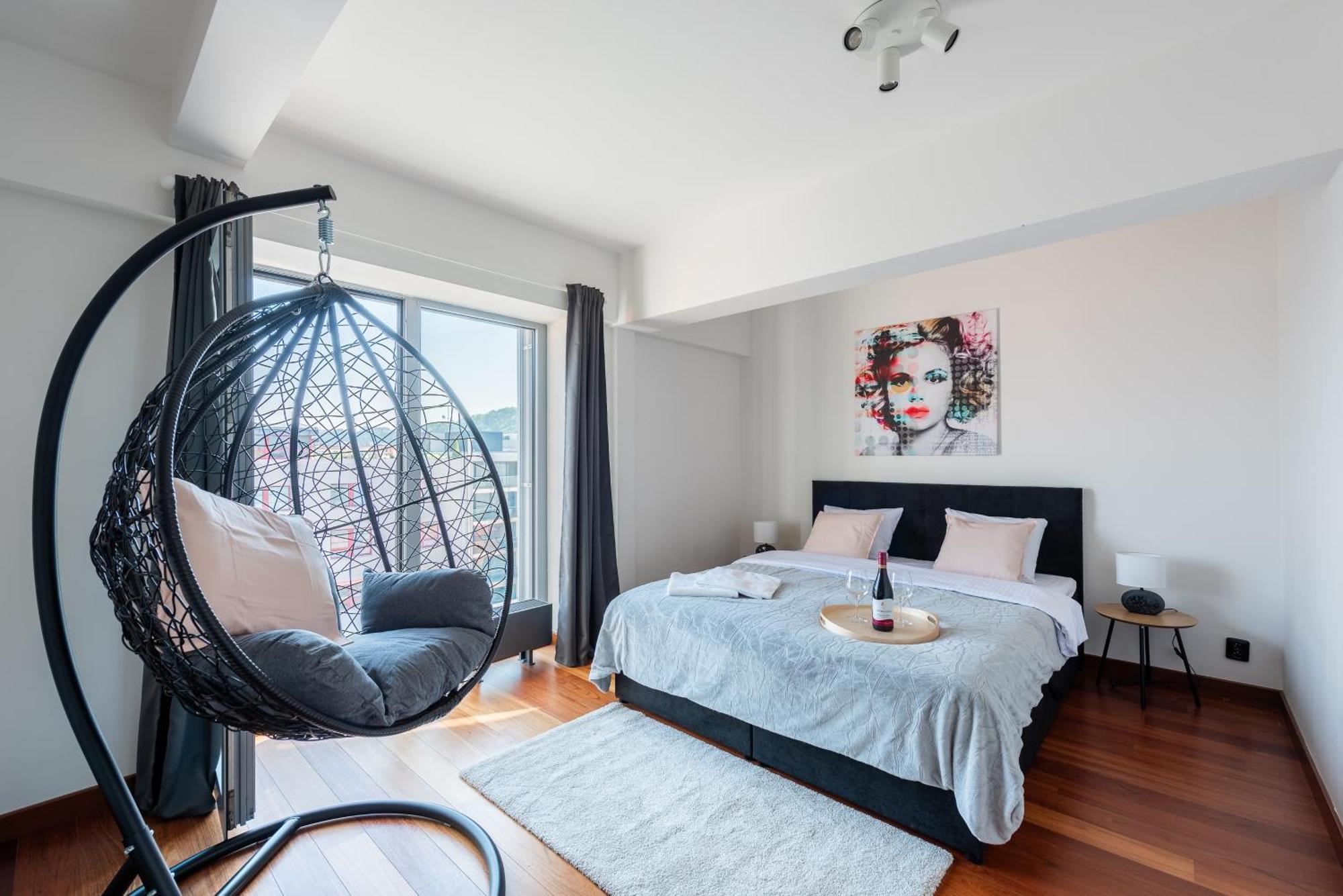 2-Level Apartments On Krizikova Near The Metro Prague Luaran gambar
