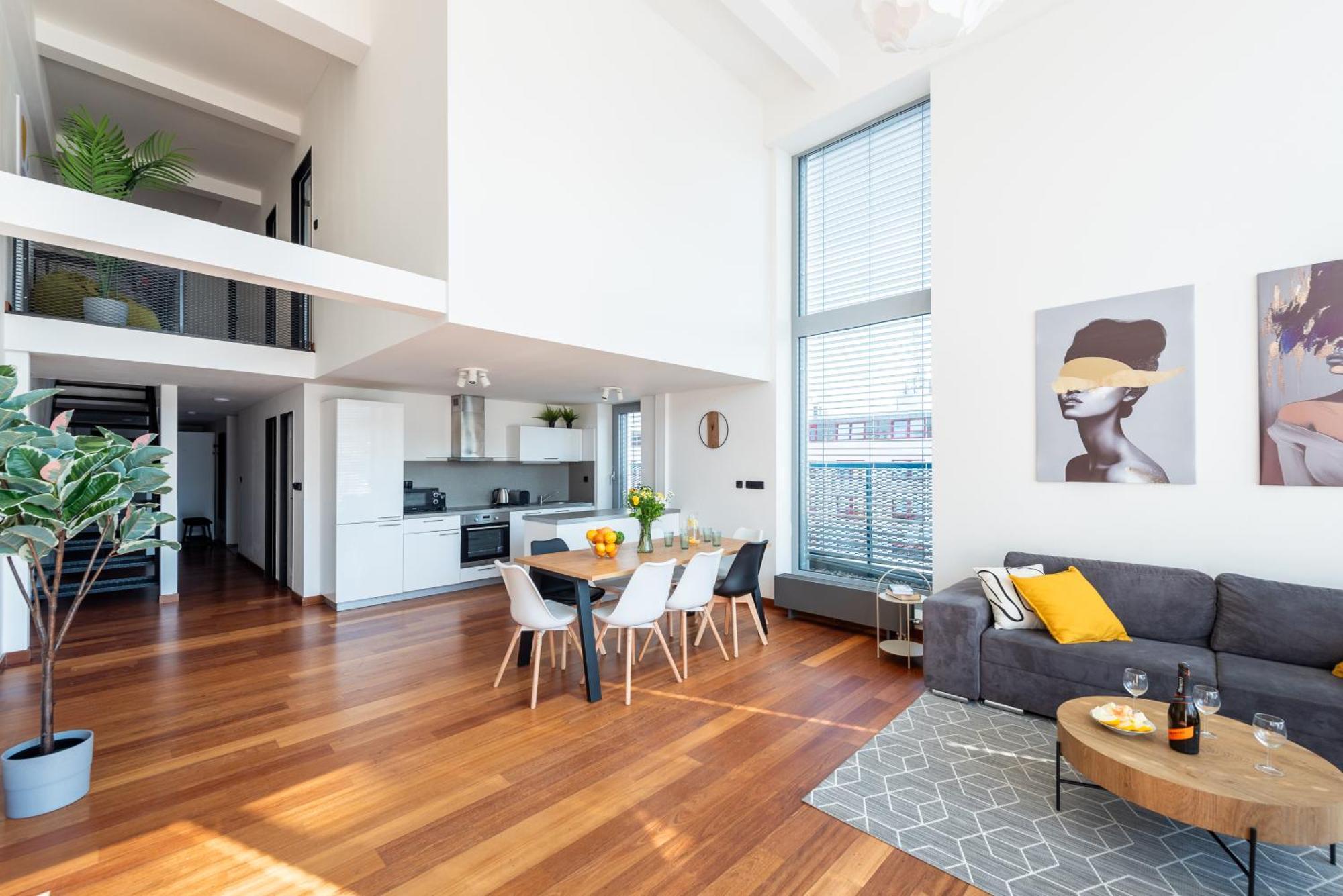 2-Level Apartments On Krizikova Near The Metro Prague Luaran gambar