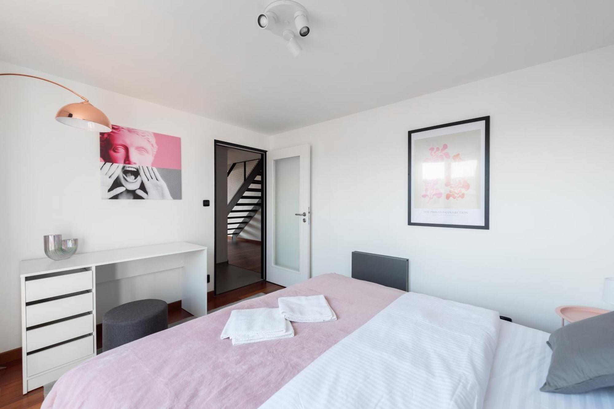 2-Level Apartments On Krizikova Near The Metro Prague Luaran gambar