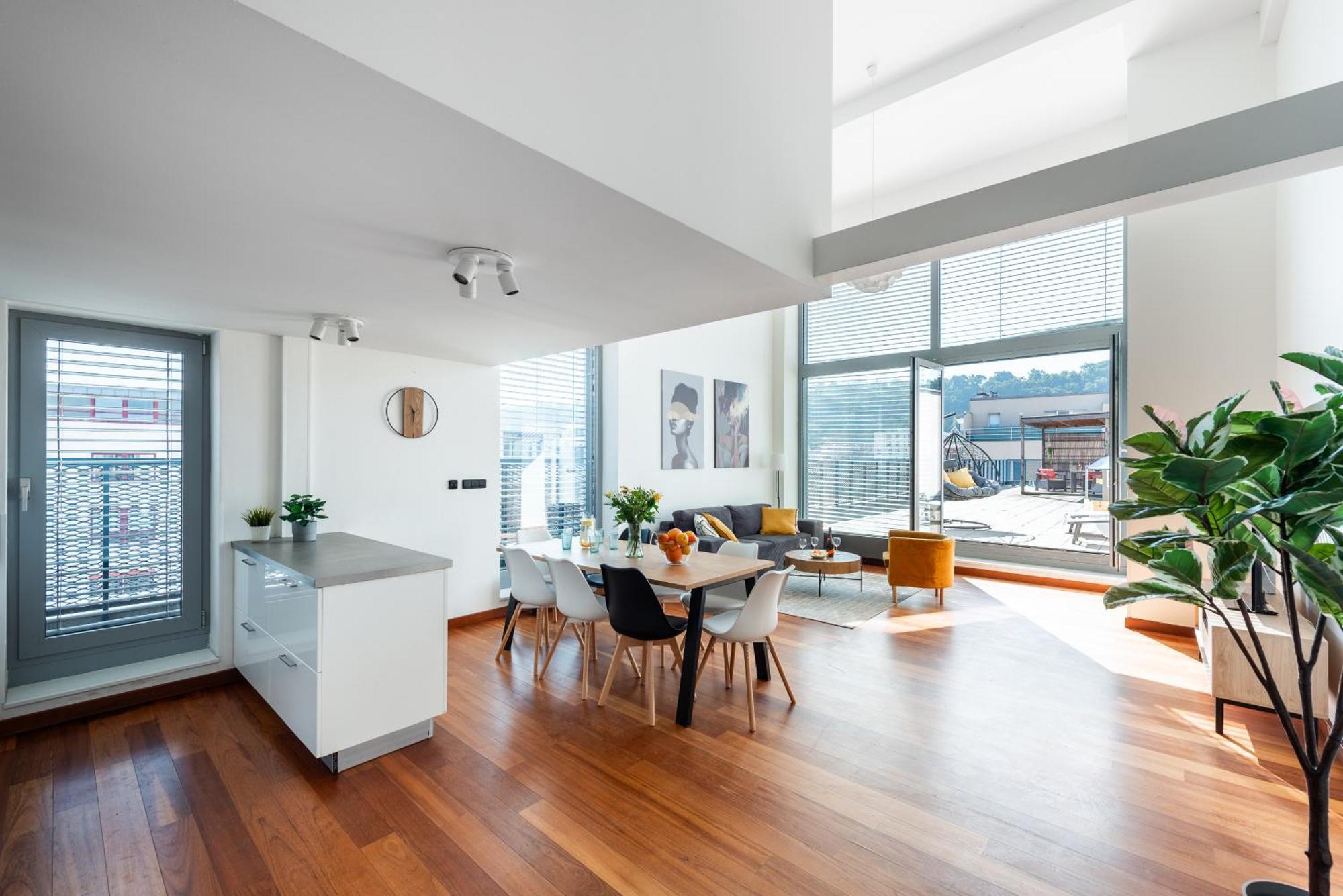 2-Level Apartments On Krizikova Near The Metro Prague Luaran gambar