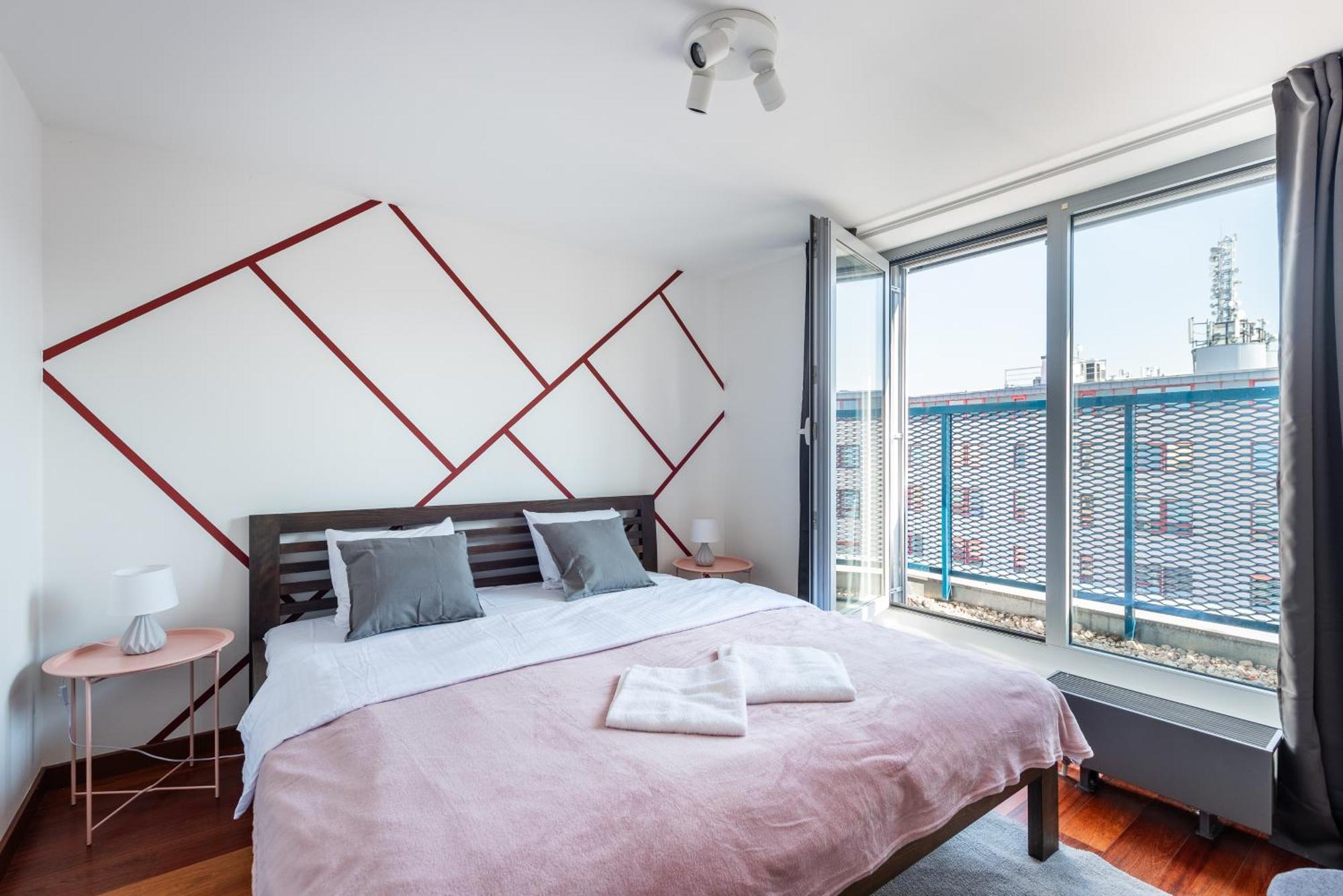 2-Level Apartments On Krizikova Near The Metro Prague Luaran gambar