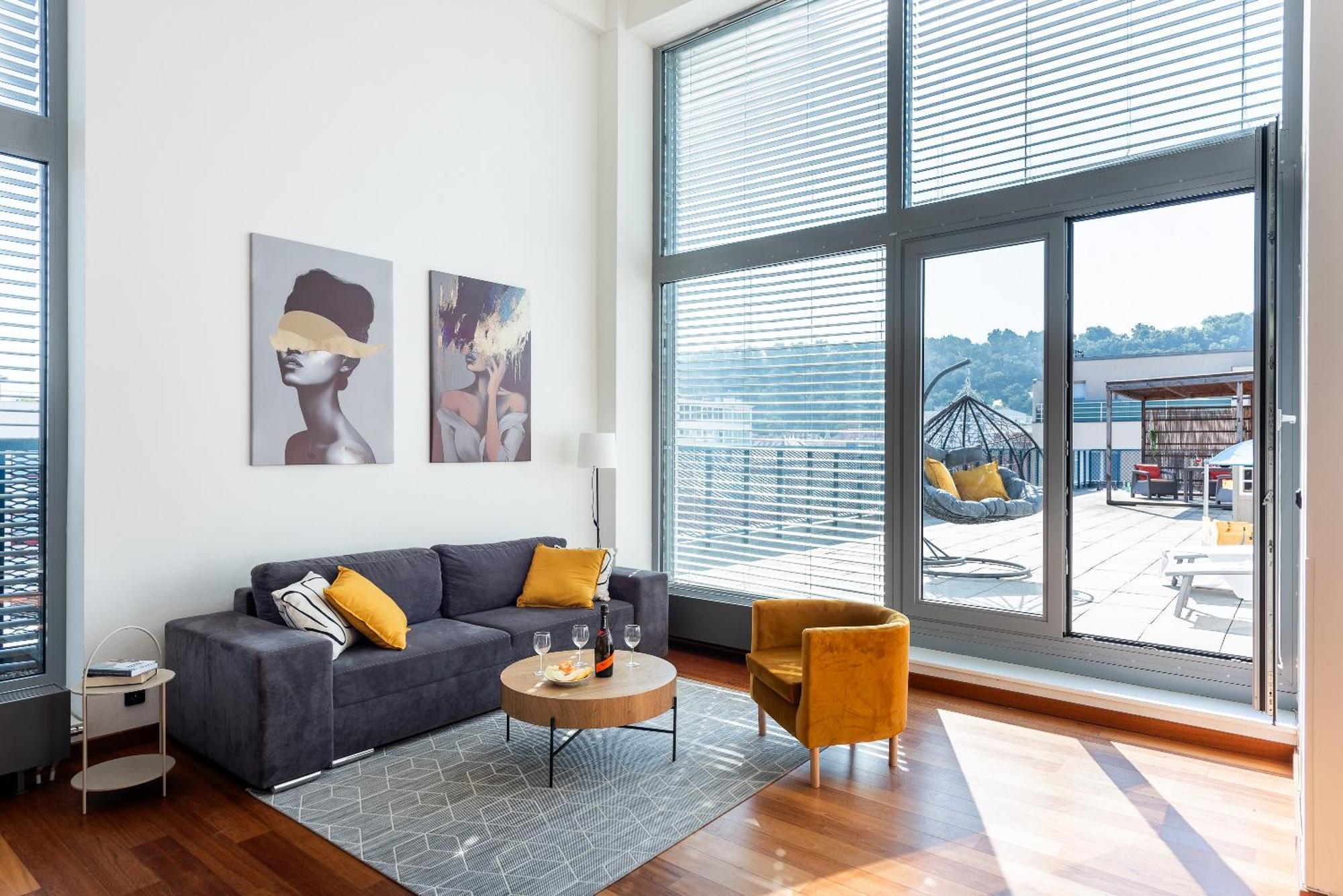 2-Level Apartments On Krizikova Near The Metro Prague Luaran gambar