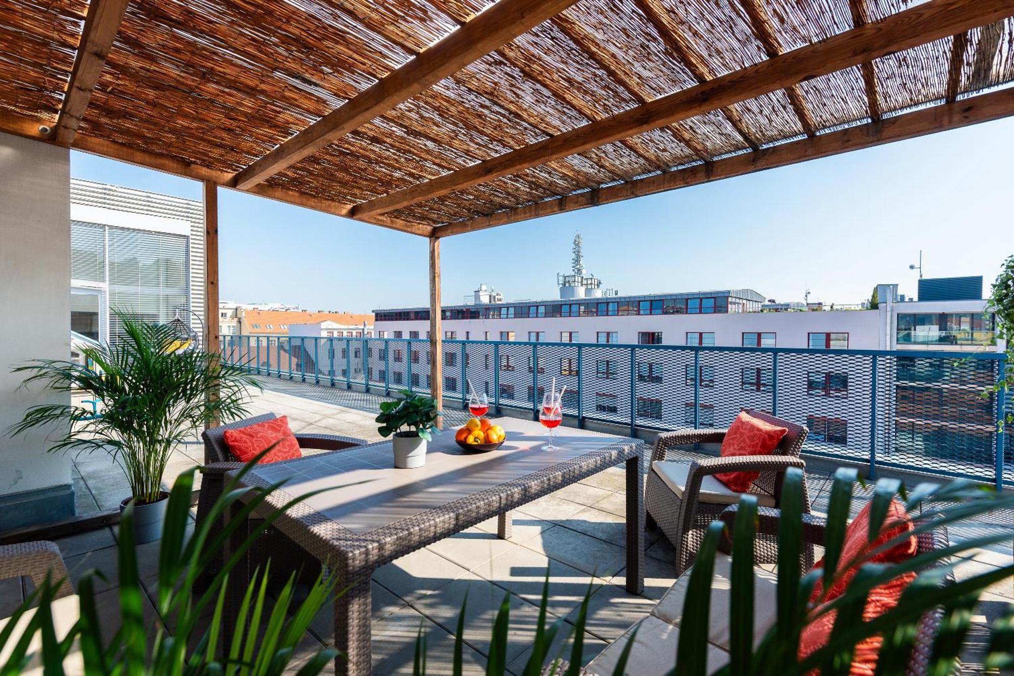 2-Level Apartments On Krizikova Near The Metro Prague Luaran gambar