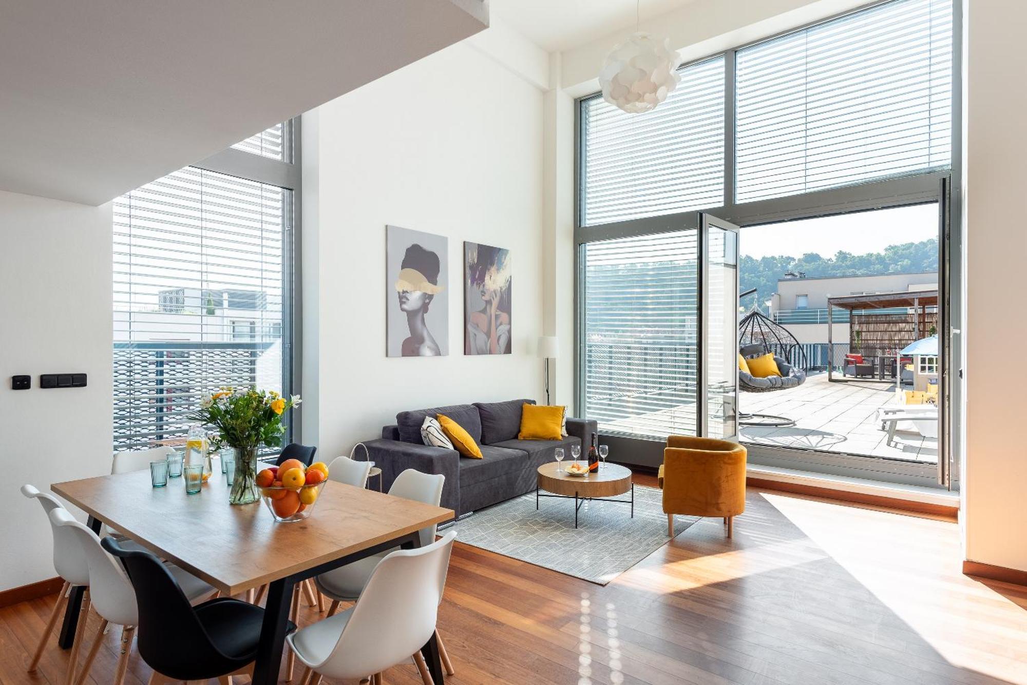 2-Level Apartments On Krizikova Near The Metro Prague Luaran gambar